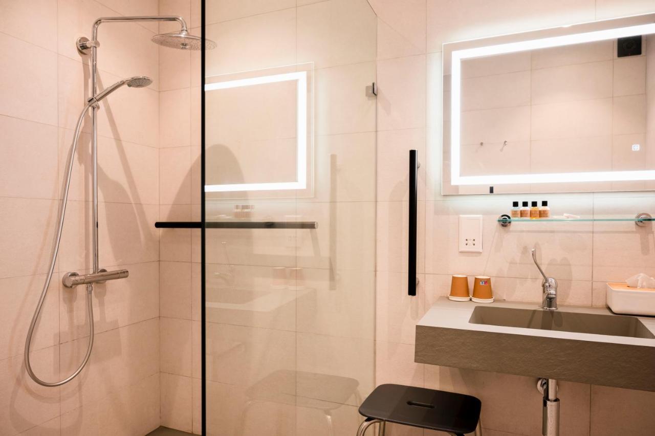 Townhouse17 Boutique Bed & Breakfast ビクトリア エクステリア 写真